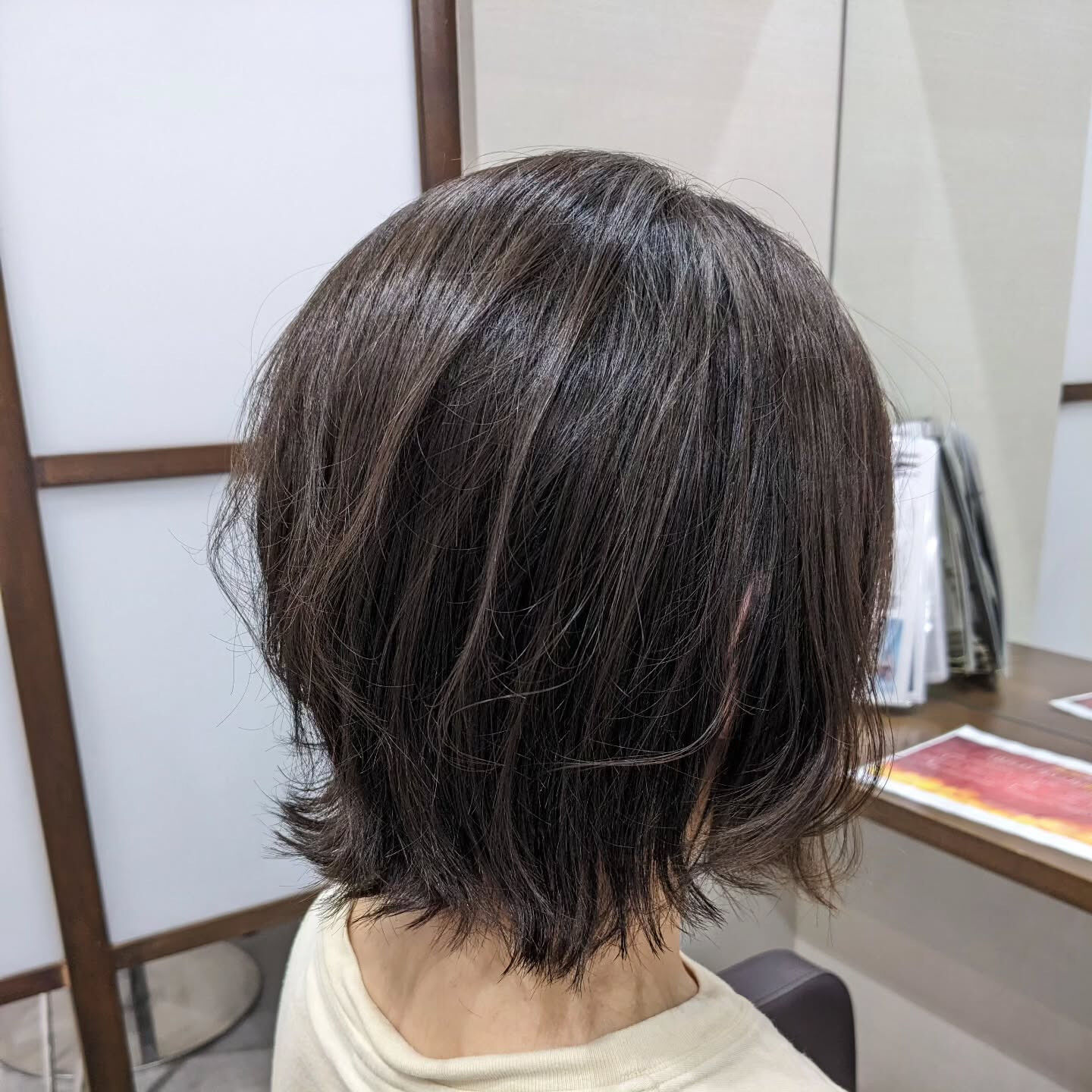 外ハネミディアムヘア