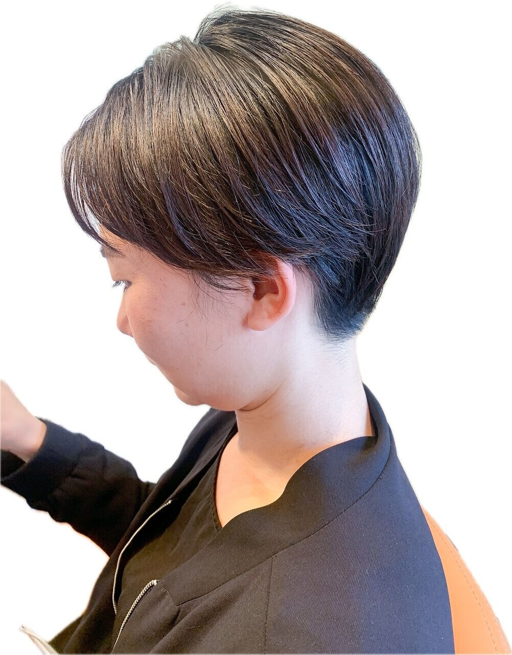 襟足を少しだけ刈り上げたハンサムショートです