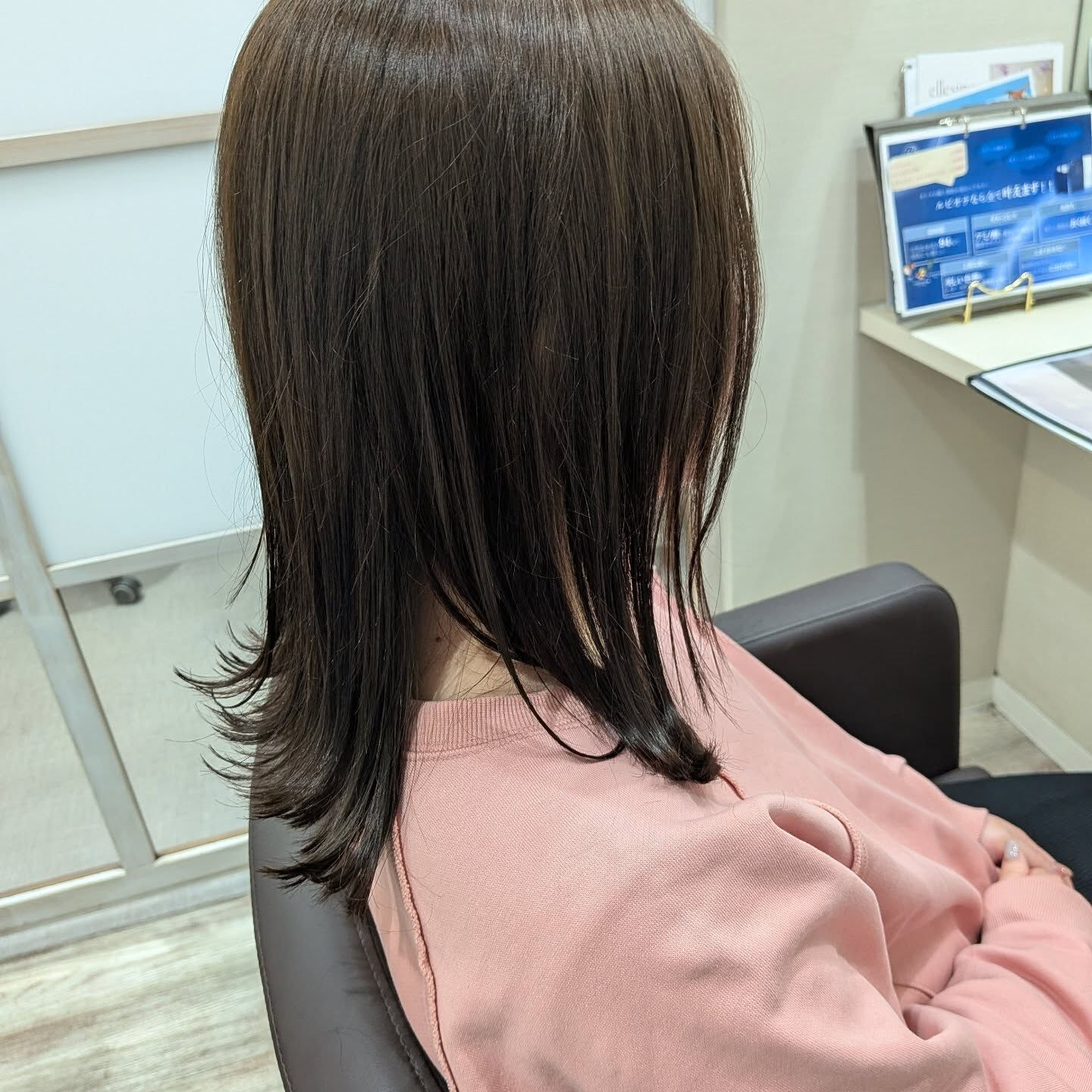 外ハネミディアムヘア